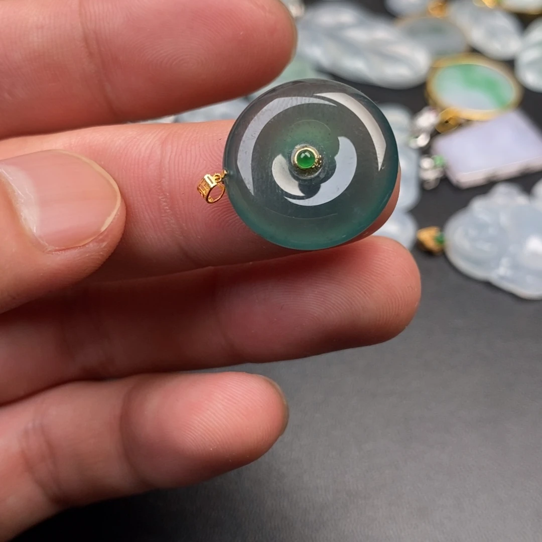 颈饰18K金镶嵌翡翠