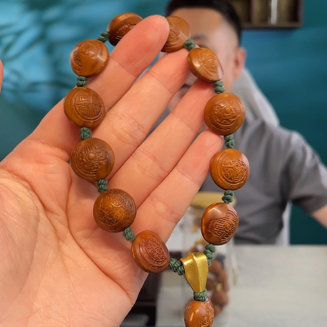 杏核雕刻瓦当纹核雕作品