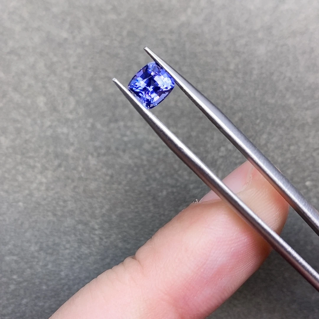 蓝宝石裸石1.25ct变色矢车菊