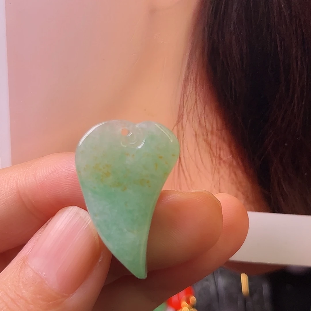 翡翠未镶嵌颈饰小石头