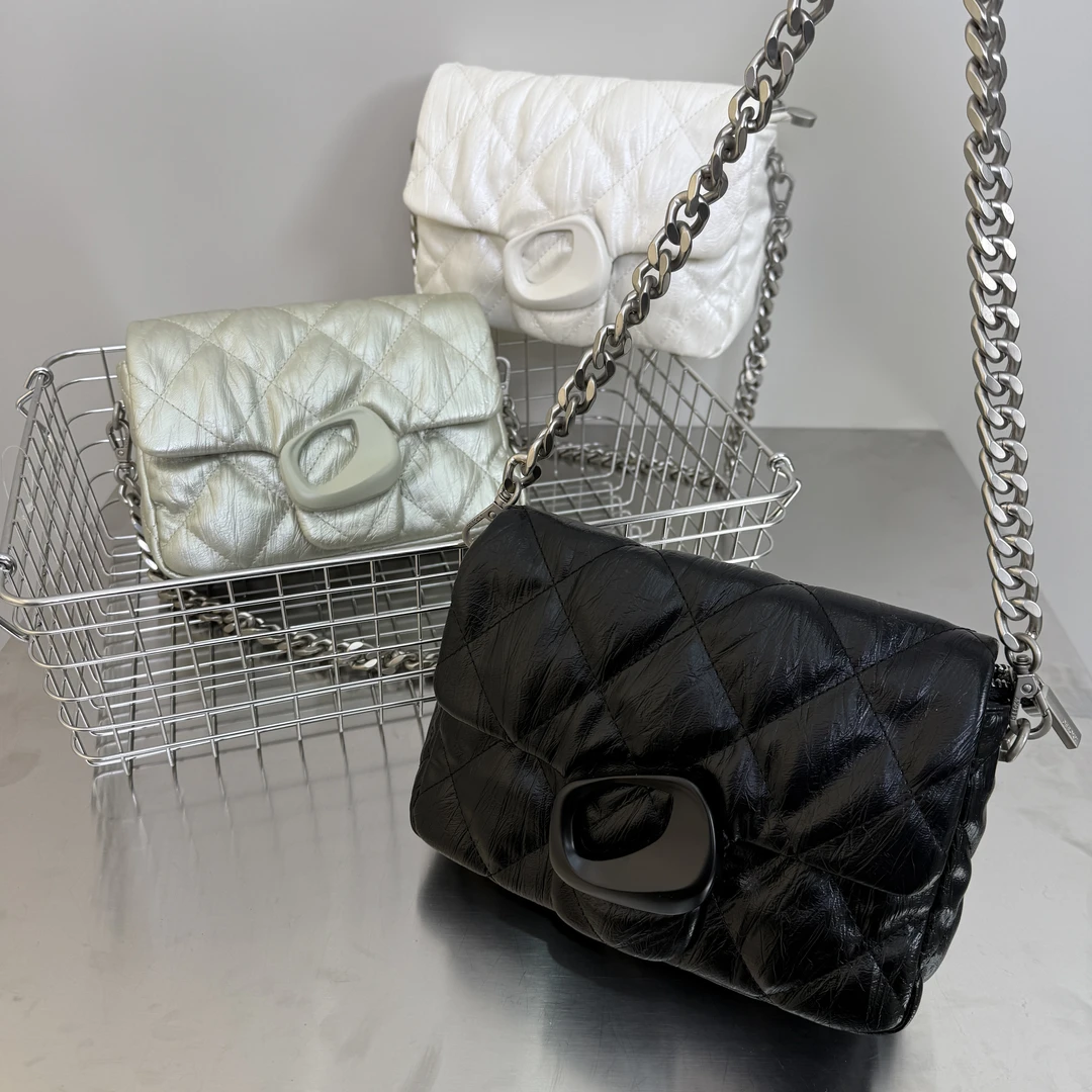 纯色斜跨百搭耐脏轻奢学院风单肩女包小众金球单肩包