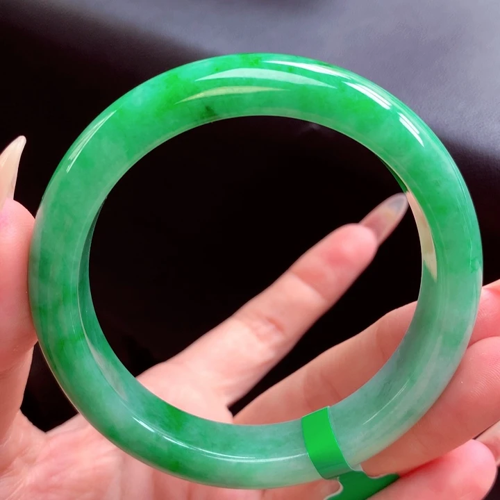 翡翠手镯未镶嵌翡翠