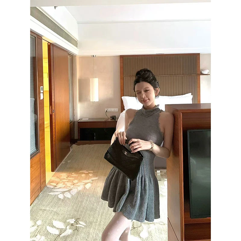 灰天鹅 2025秋季新款时尚性感辣妹重工毛边收腰百褶针织连衣裙女