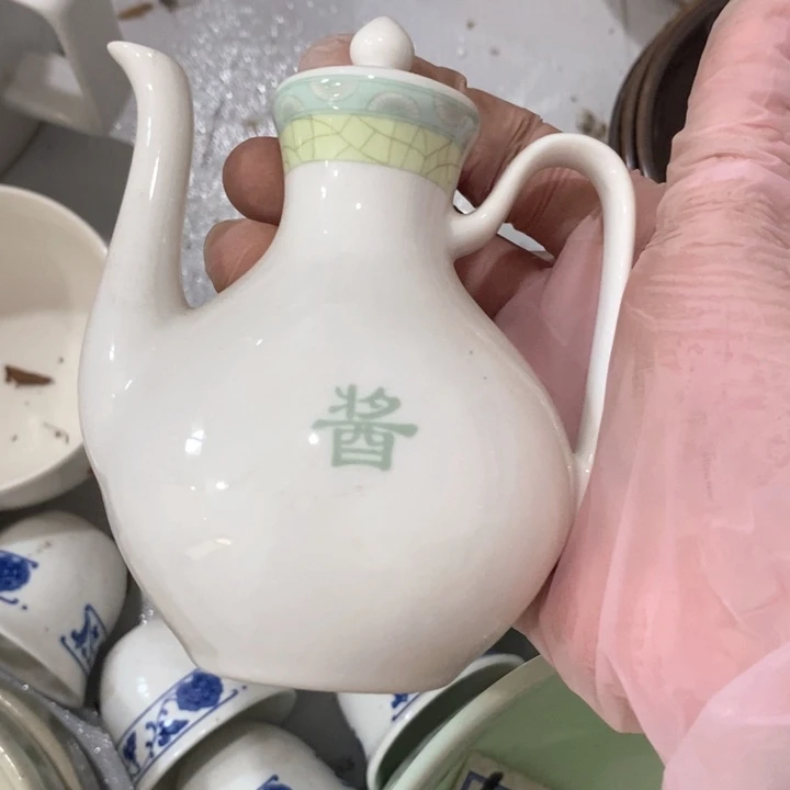 瓷片白玫牌釉中彩酱油壶