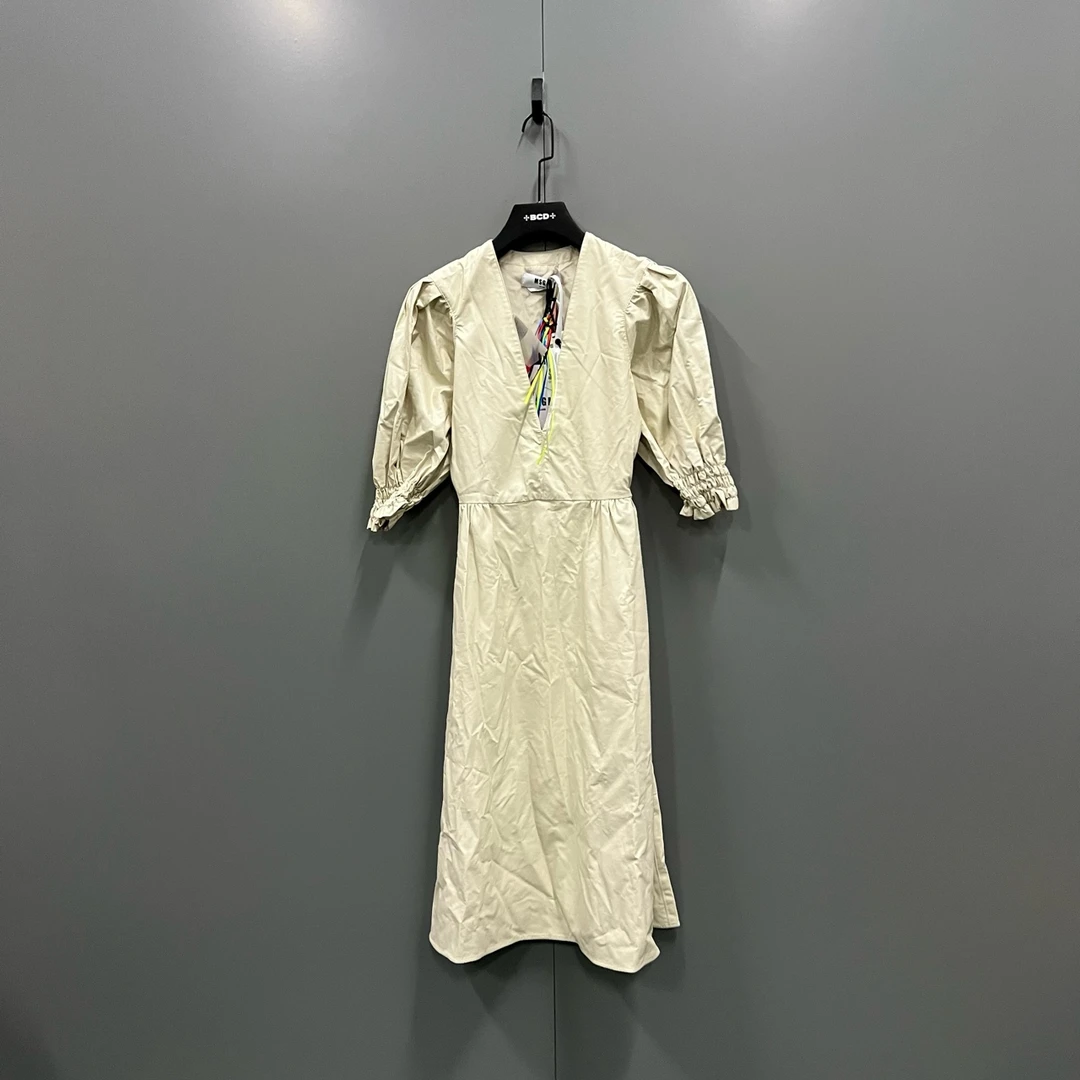 99新 MSGM tt9 纯色V领连衣裙 010985