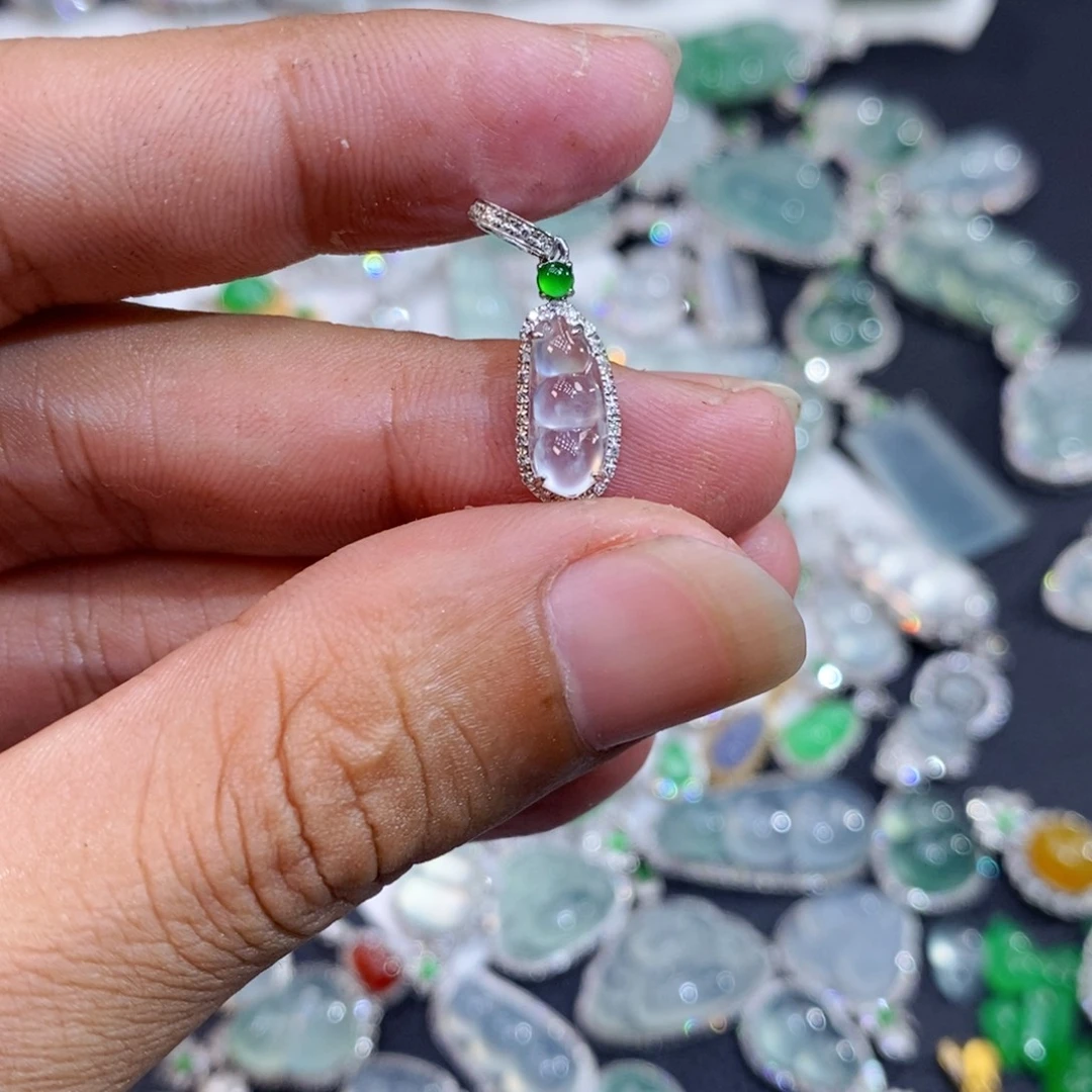 翡翠18K金镶嵌颈饰