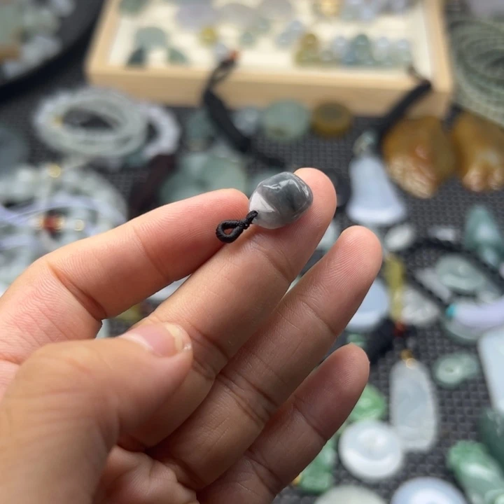 翡翠未镶嵌颈饰拖鞋