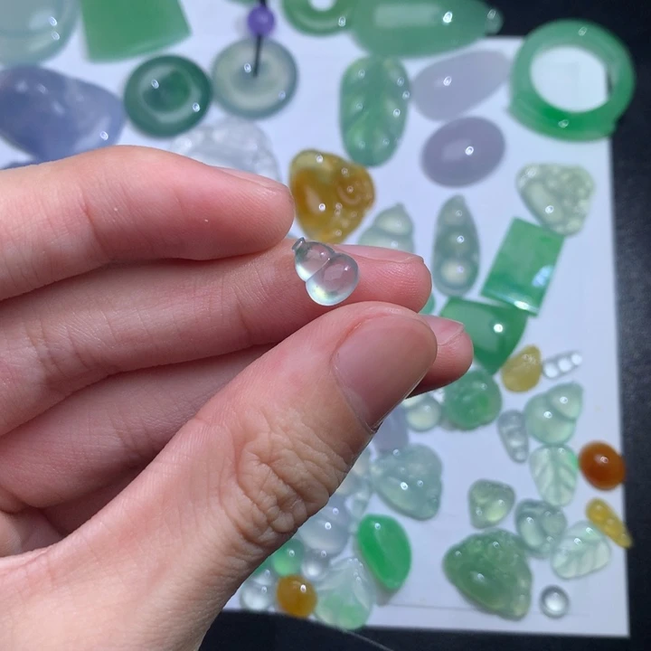 翡翠未镶嵌颈饰葫芦