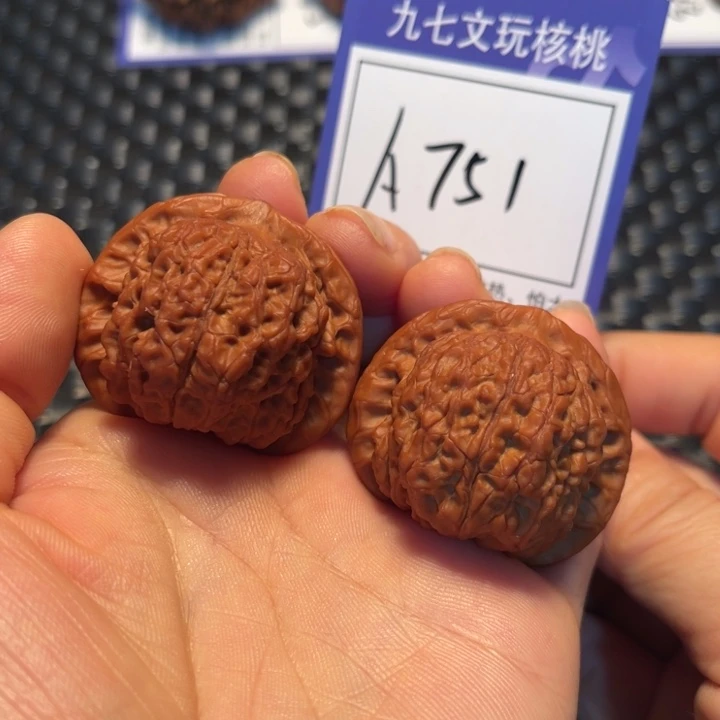 一***冬文玩核桃把件40血麒麟A751