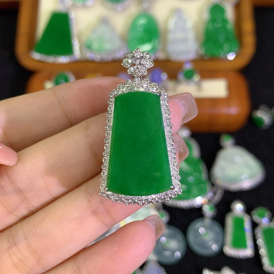 翡翠18K金镶嵌颈饰888888