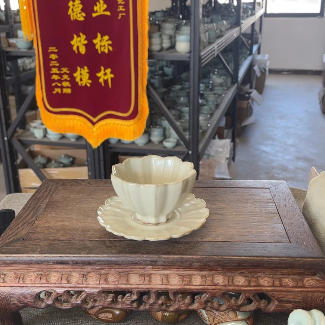 瓷片月白釉花口盏拖一套