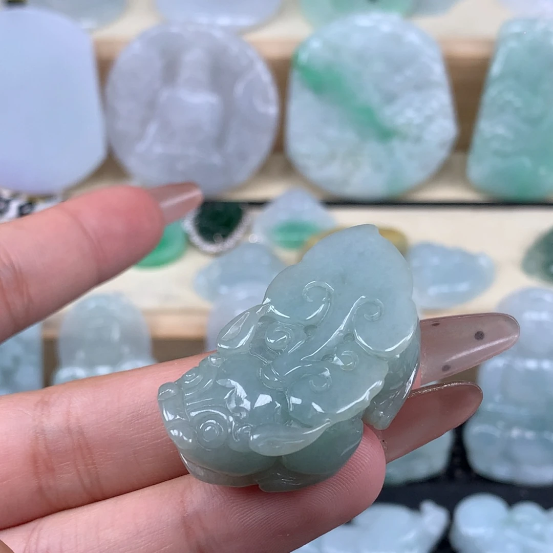 翡翠未镶嵌颈饰貔貅