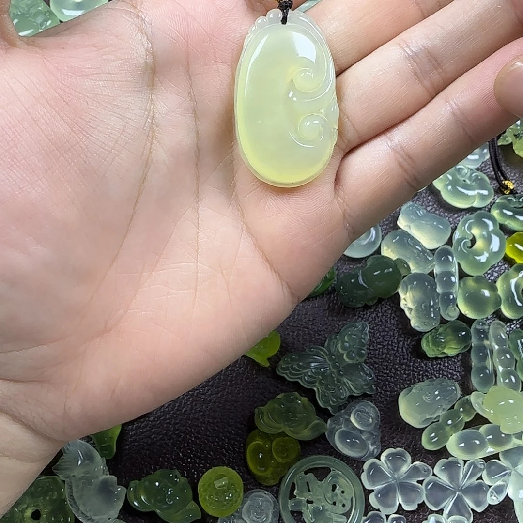 蛇纹石玉未镶嵌颈饰