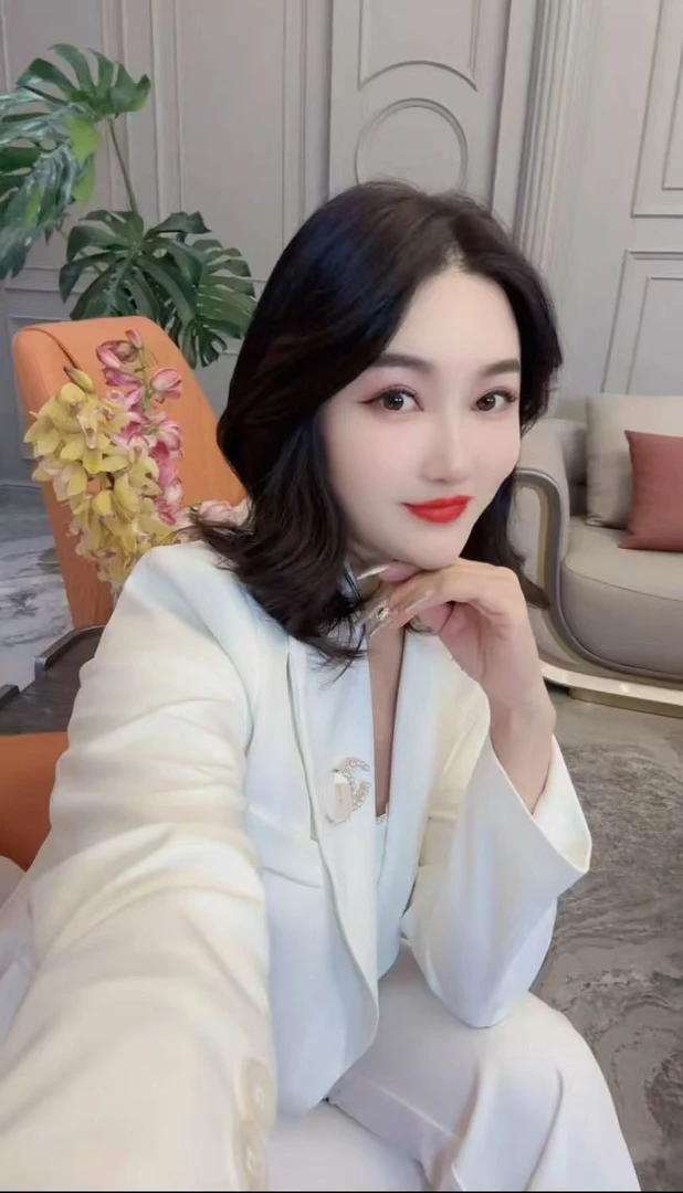 臻韩美2024秋款气质白色长袖微喇裤套装