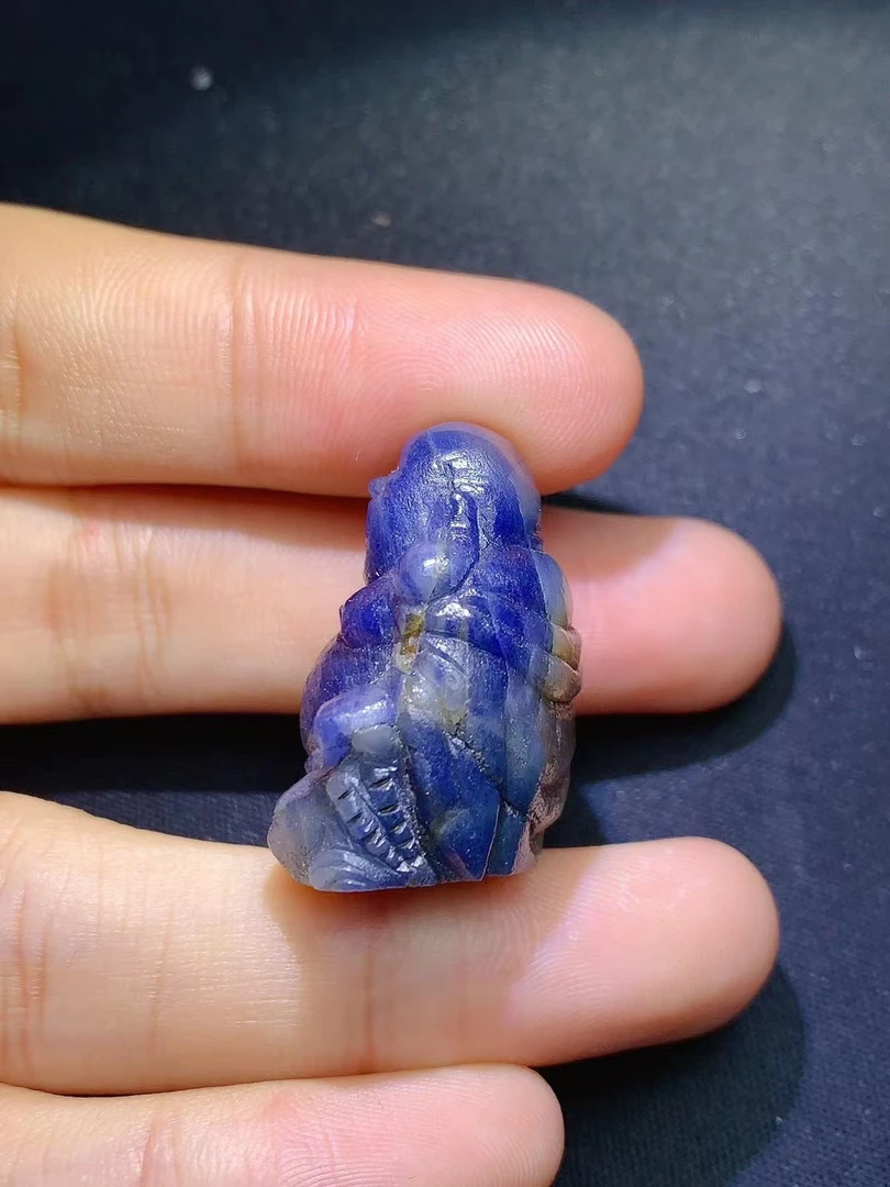 天然无烧蓝宝石雕刻件110.98克拉