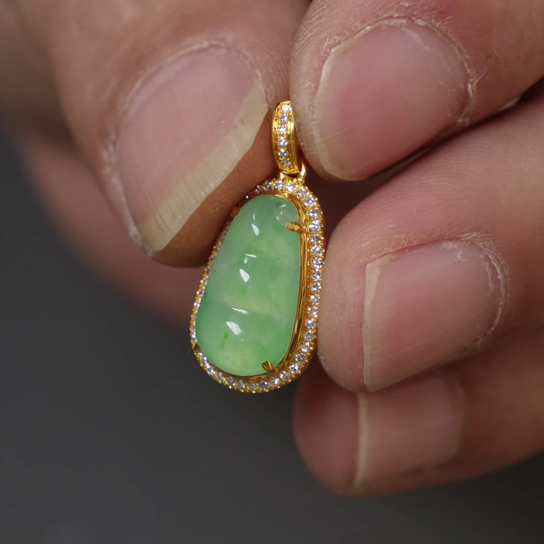 缅甸翡翠A货18K镶阳绿福豆14.1+7.8+4.2镶嵌