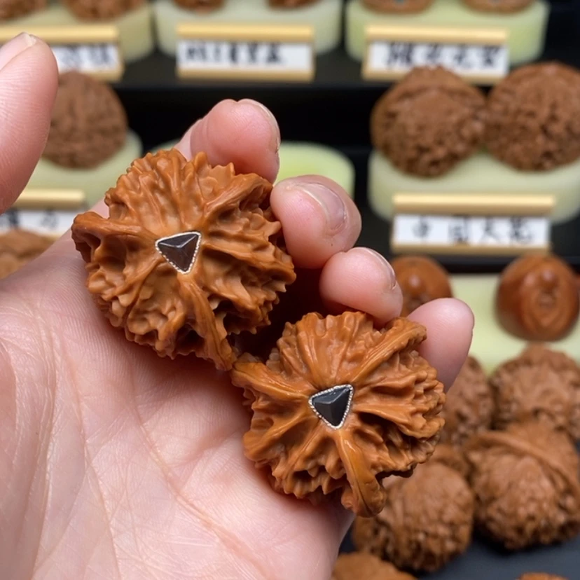 【闪购商品】文玩核桃吊坠开****哥三棱