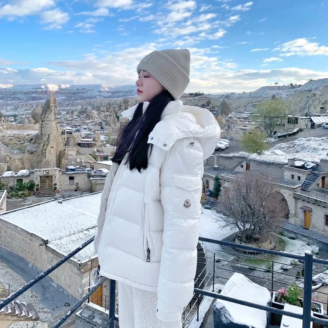 Moncler盟可睐蒙口白色Maire系列羽绒服