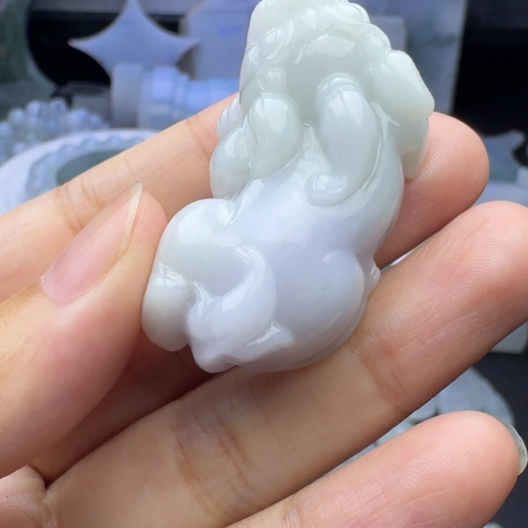 翡翠未镶嵌颈饰皮丘
