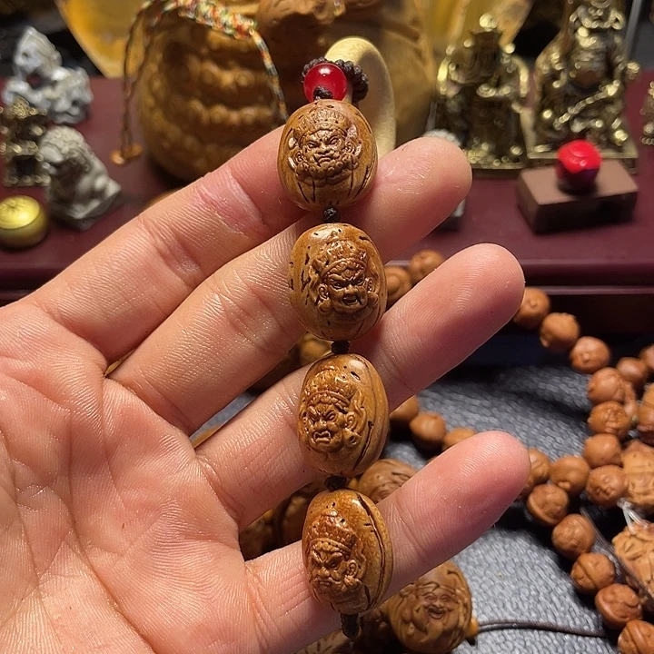 大桃核雕刻四大天王