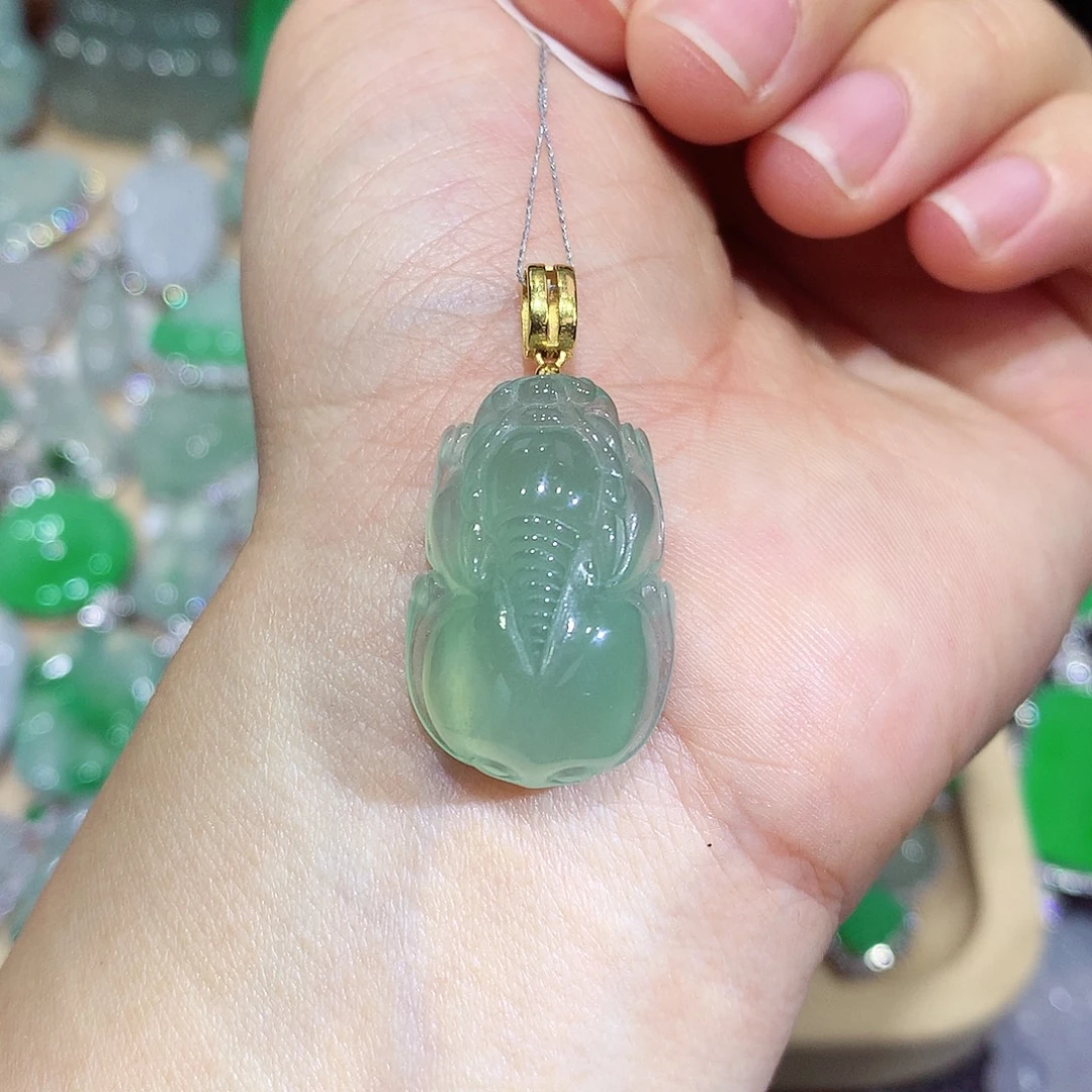 翡翠18K金镶嵌颈饰貔貅