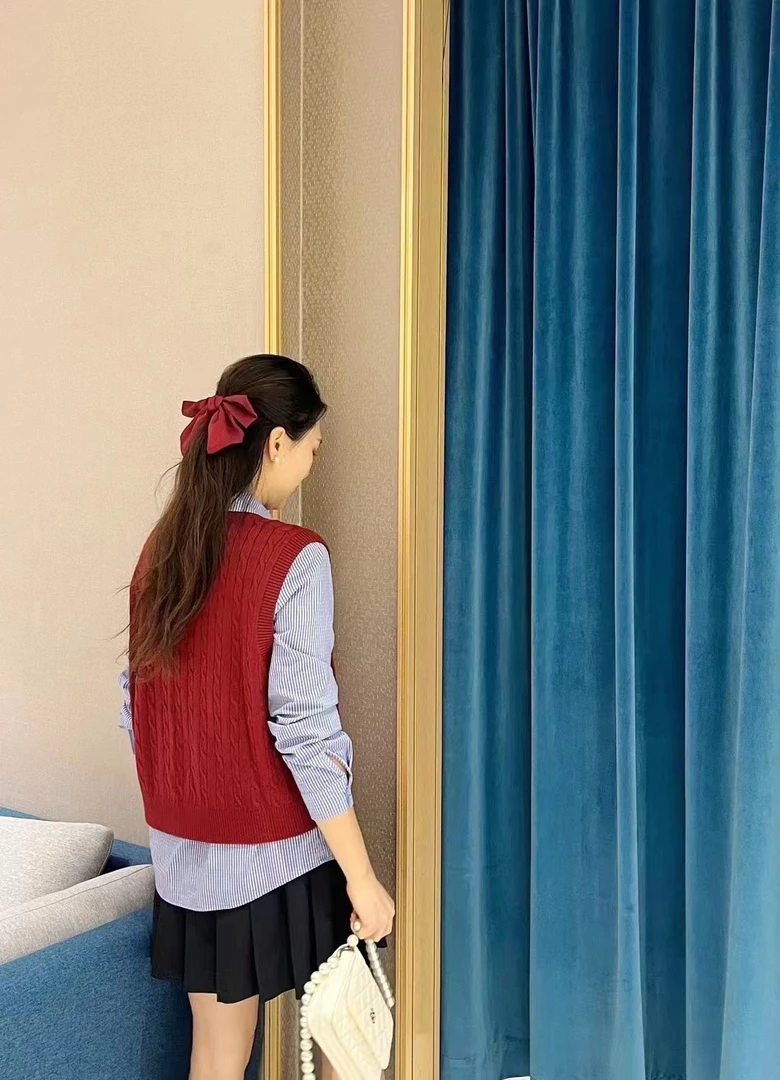 俪妍【LIVELY·YAN】24秋季新款MIU系风羊毛马甲70207百搭时尚高级感