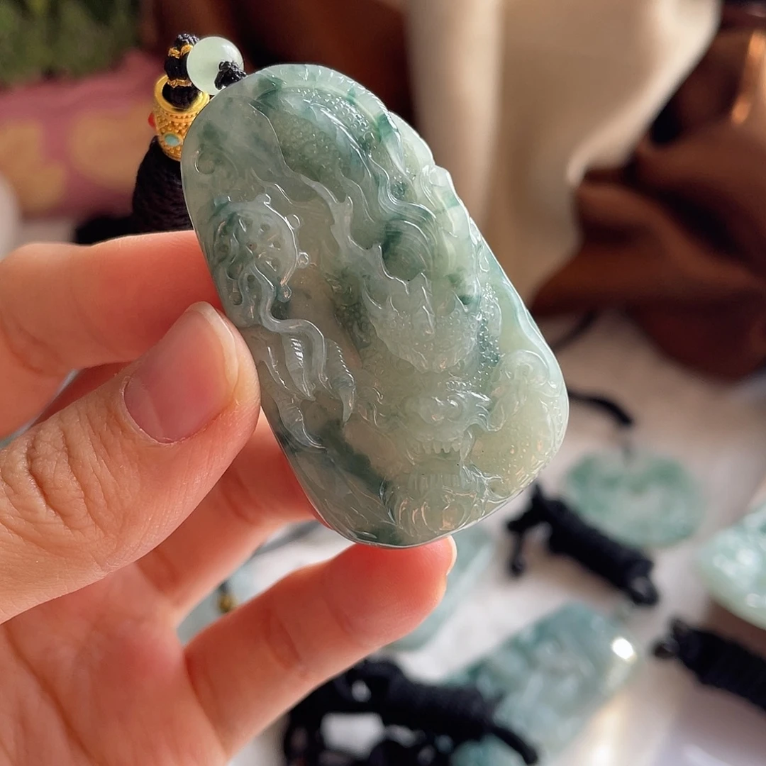 翡翠未镶嵌颈饰龙