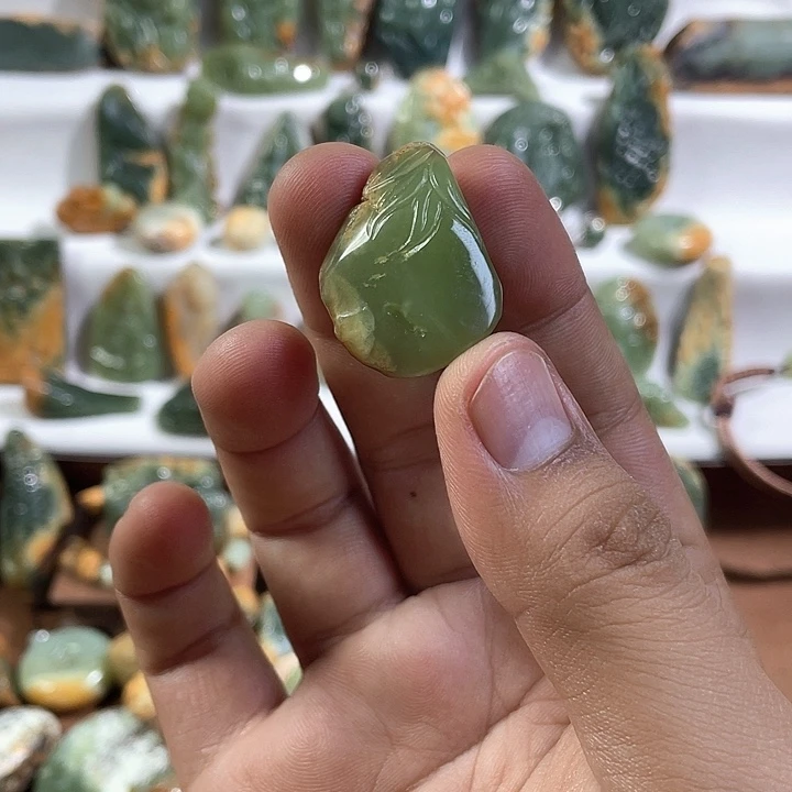 颈饰未镶嵌岫岩河磨玉（透闪石质玉）