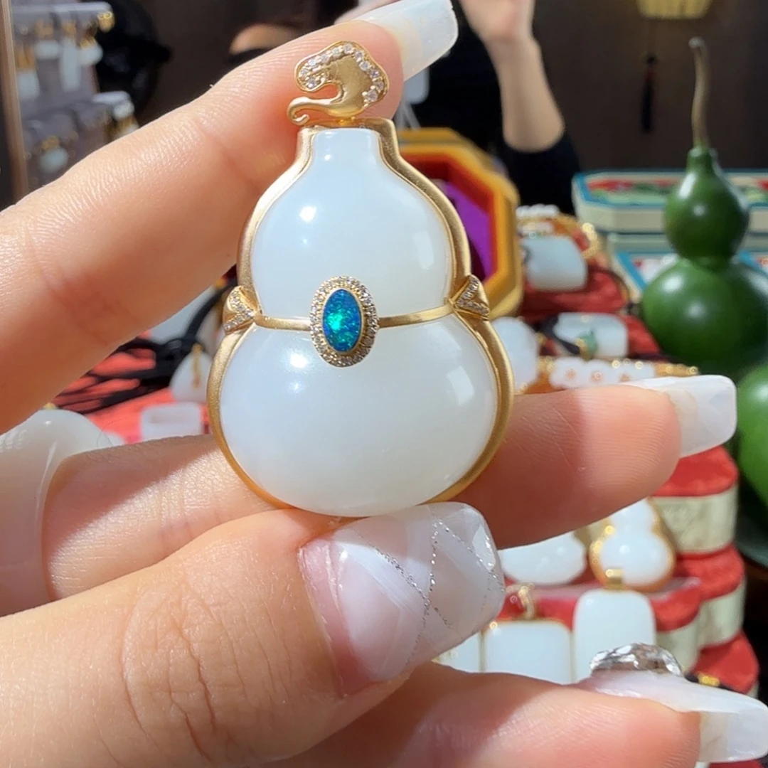 和田玉18K金镶嵌颈饰