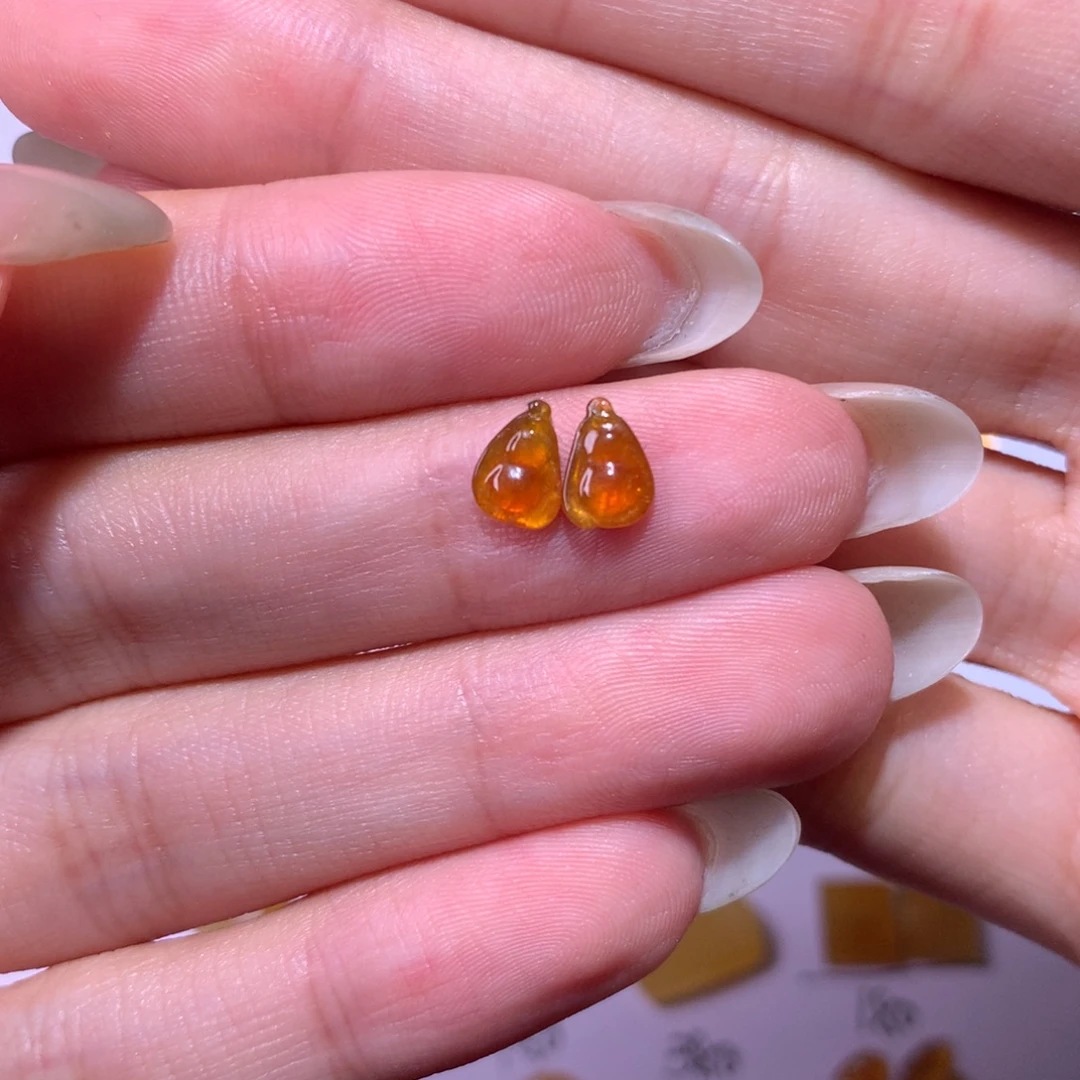 翡翠未镶嵌颈饰一对豆子