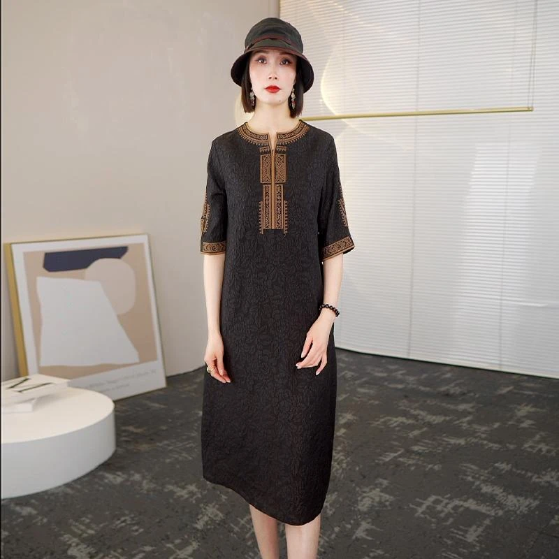 2025夏季国风新款中年妈妈装改良复古时尚重工刺绣连衣裙