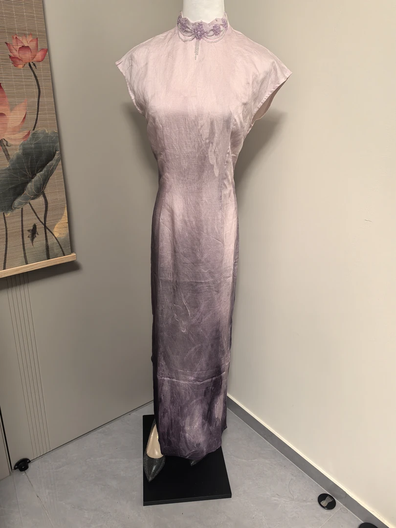 紫丁香，粉色紫色渐变旗袍，钉珠花瓣领，中长款