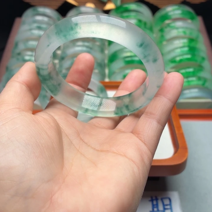 阿***青石英质玉未镶嵌手镯