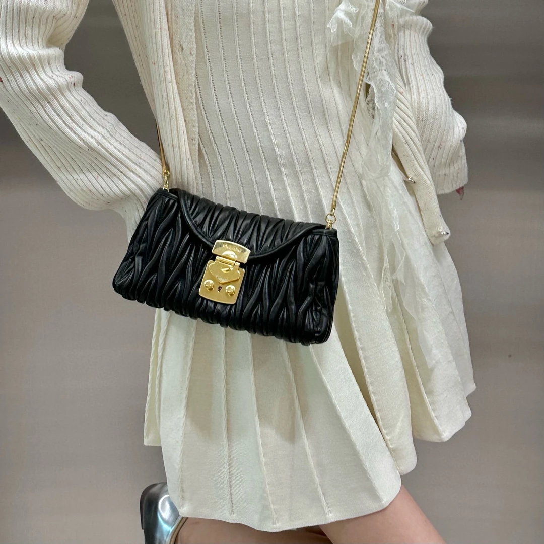 95新 MIU MIU/缪缪 miumiu 黑金泡芙斜挎包