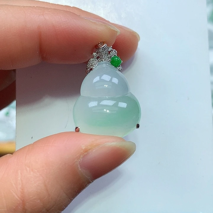 翡翠18K金镶嵌颈饰葫芦