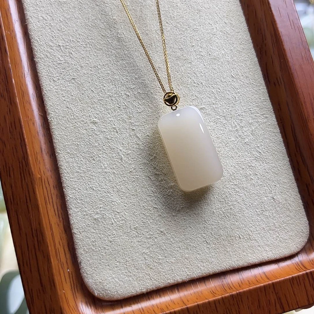 和田玉18K金镶嵌颈饰