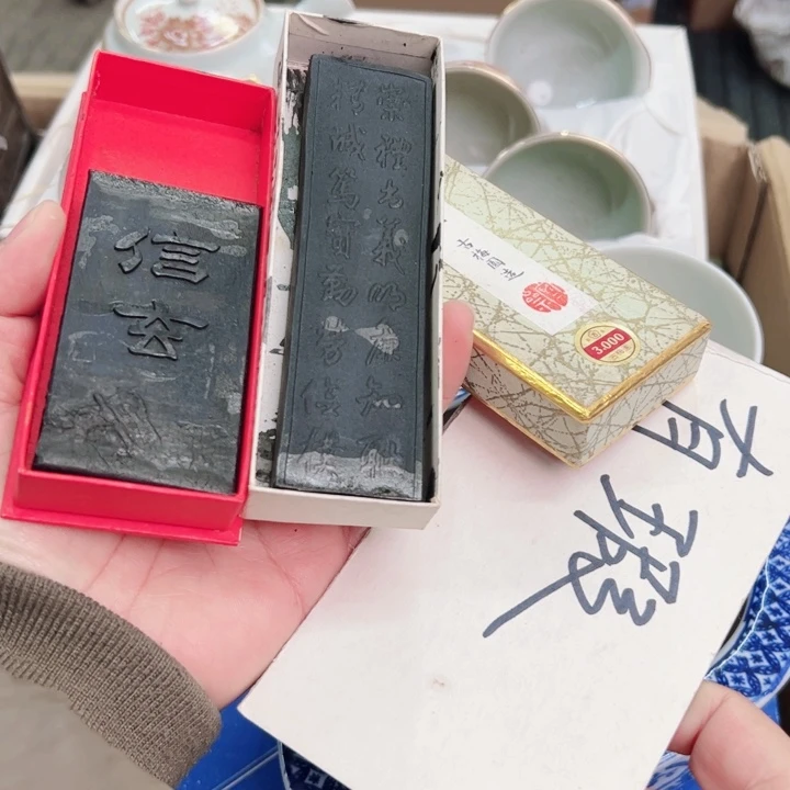 摆件斯****）一个瓷器默认微瑕