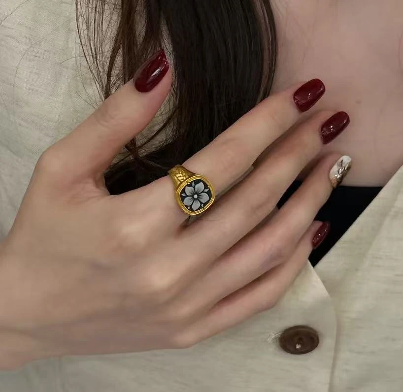 周帝王（尾款）电黑金工艺足金复古宽版栀子花简约经典时尚黄金戒指