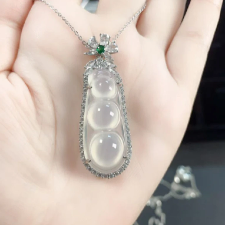 福豆气质非凡（含链）白色玉髓
