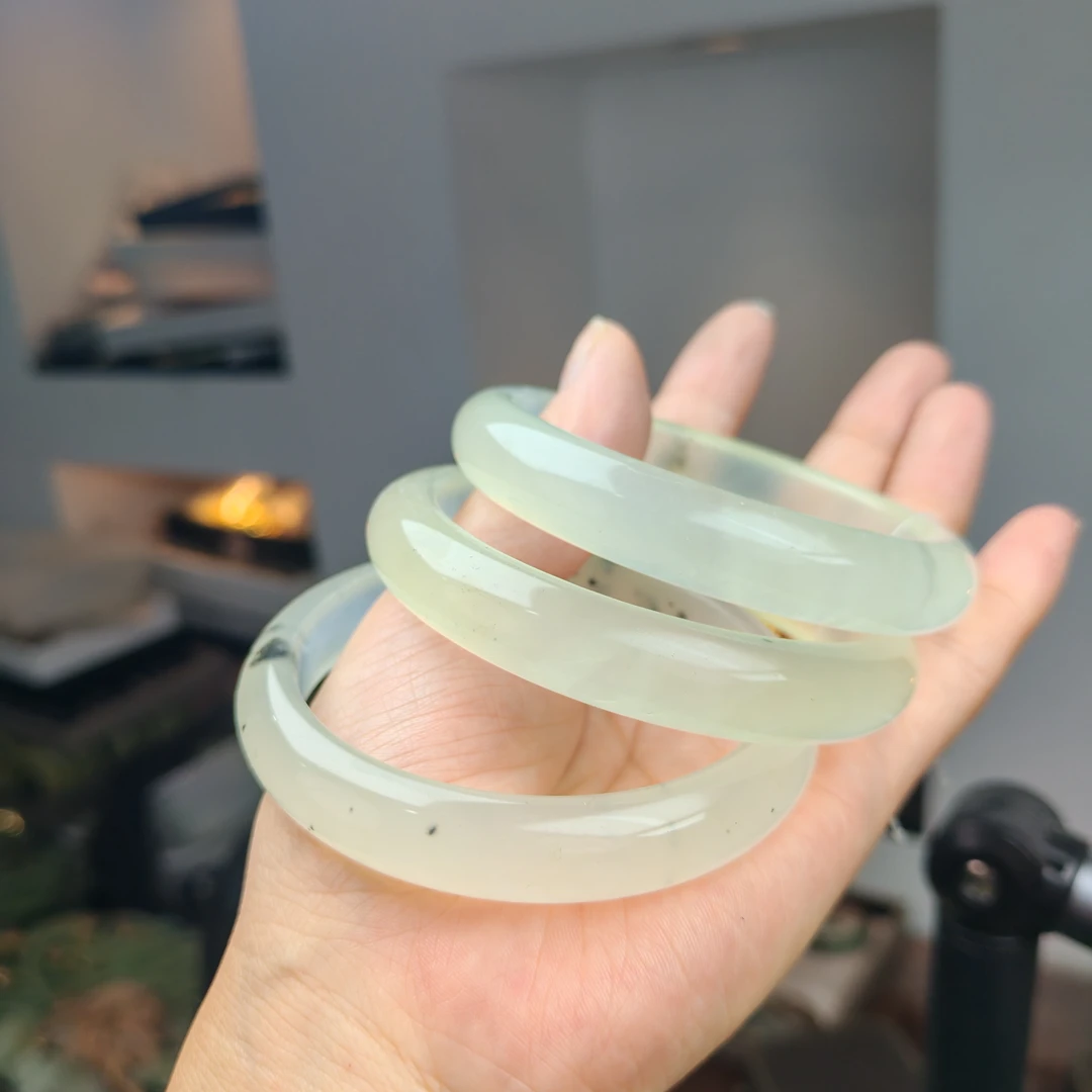 岫玉上品精美白冰水墨手镯（随机发货其中一个）