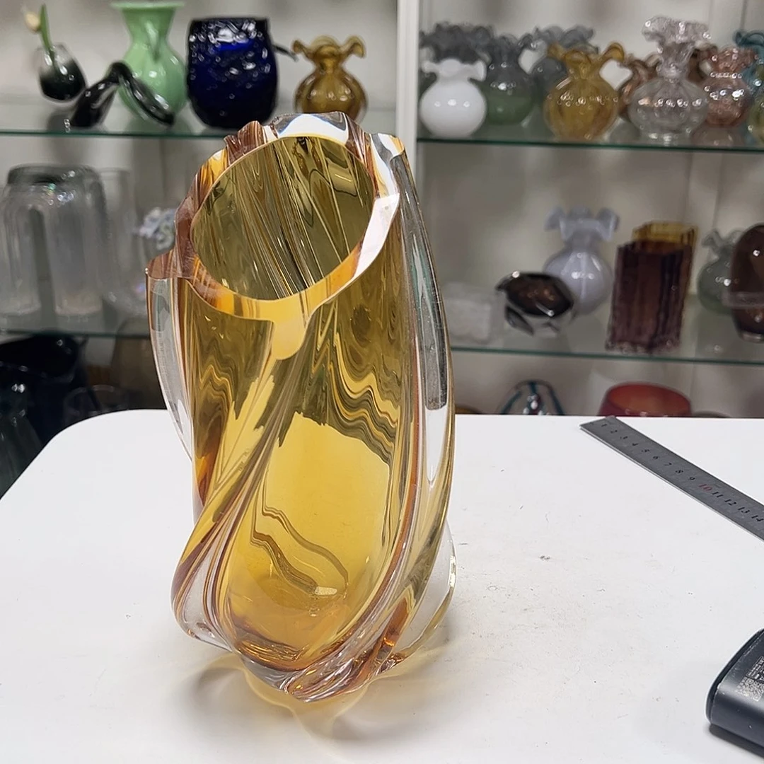 琉璃高24琥珀琉璃花器口边微瑕