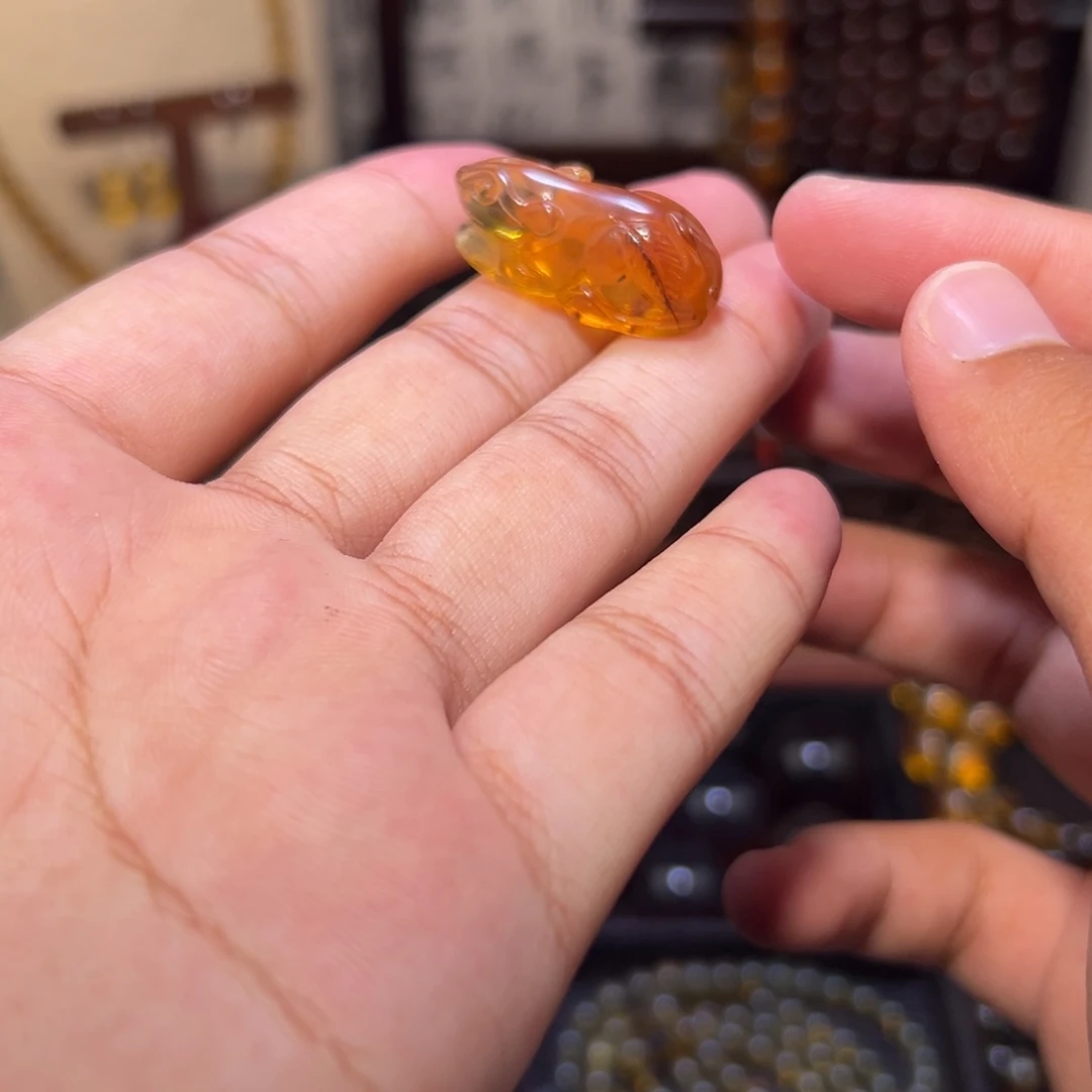 琥珀足银镶嵌颈饰鼠来宝