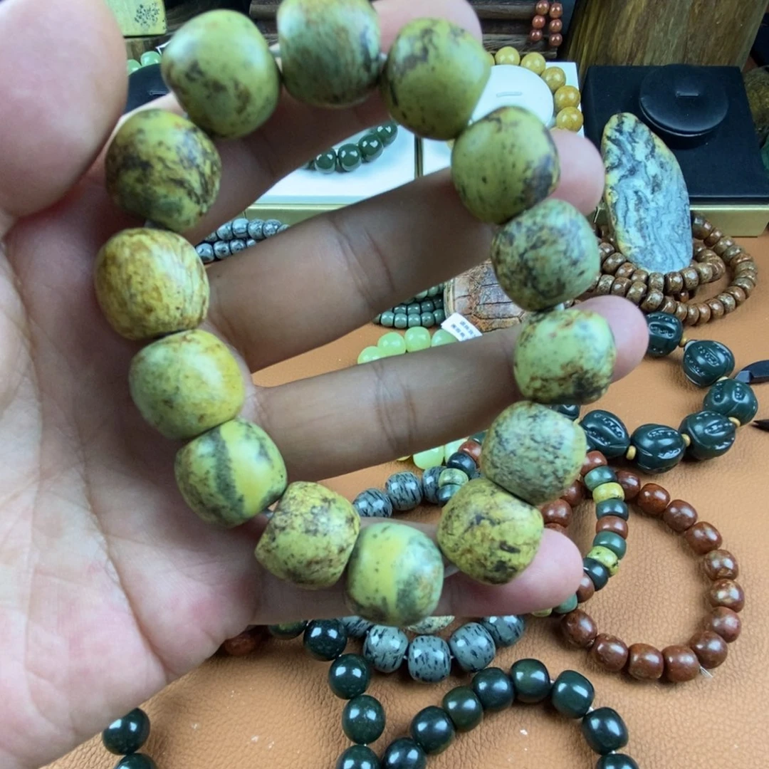 w***远未镶嵌岫岩老玉（透闪石质玉）珠宝奇石