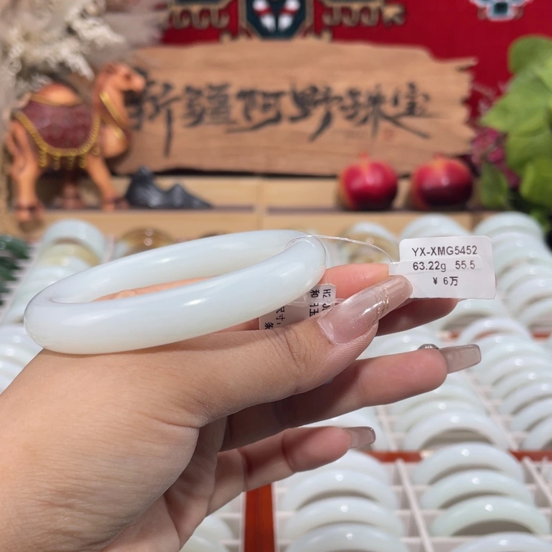 未镶嵌手镯和田玉羊脂级和田玉圆条手镯
