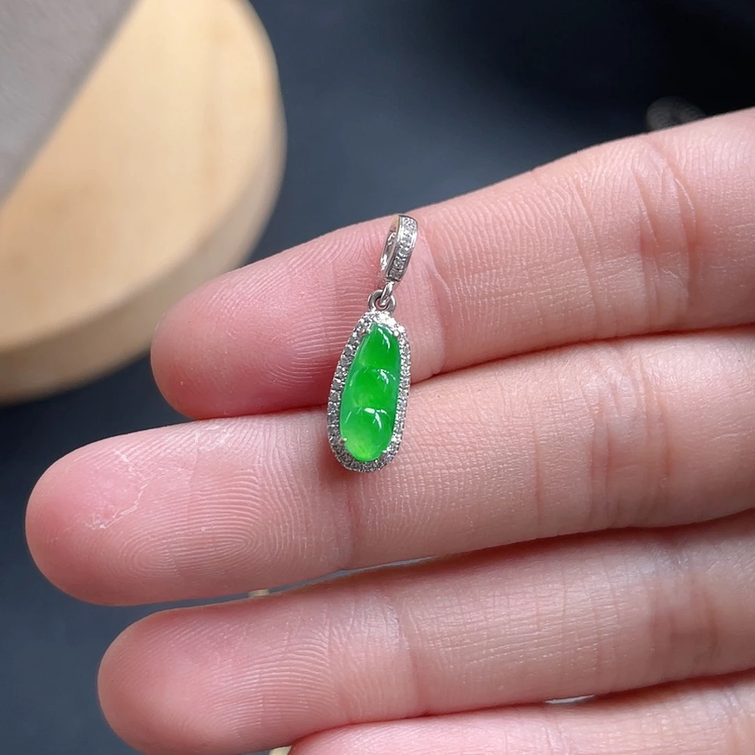 翡翠颈饰18K金镶嵌樂**麻吊坠