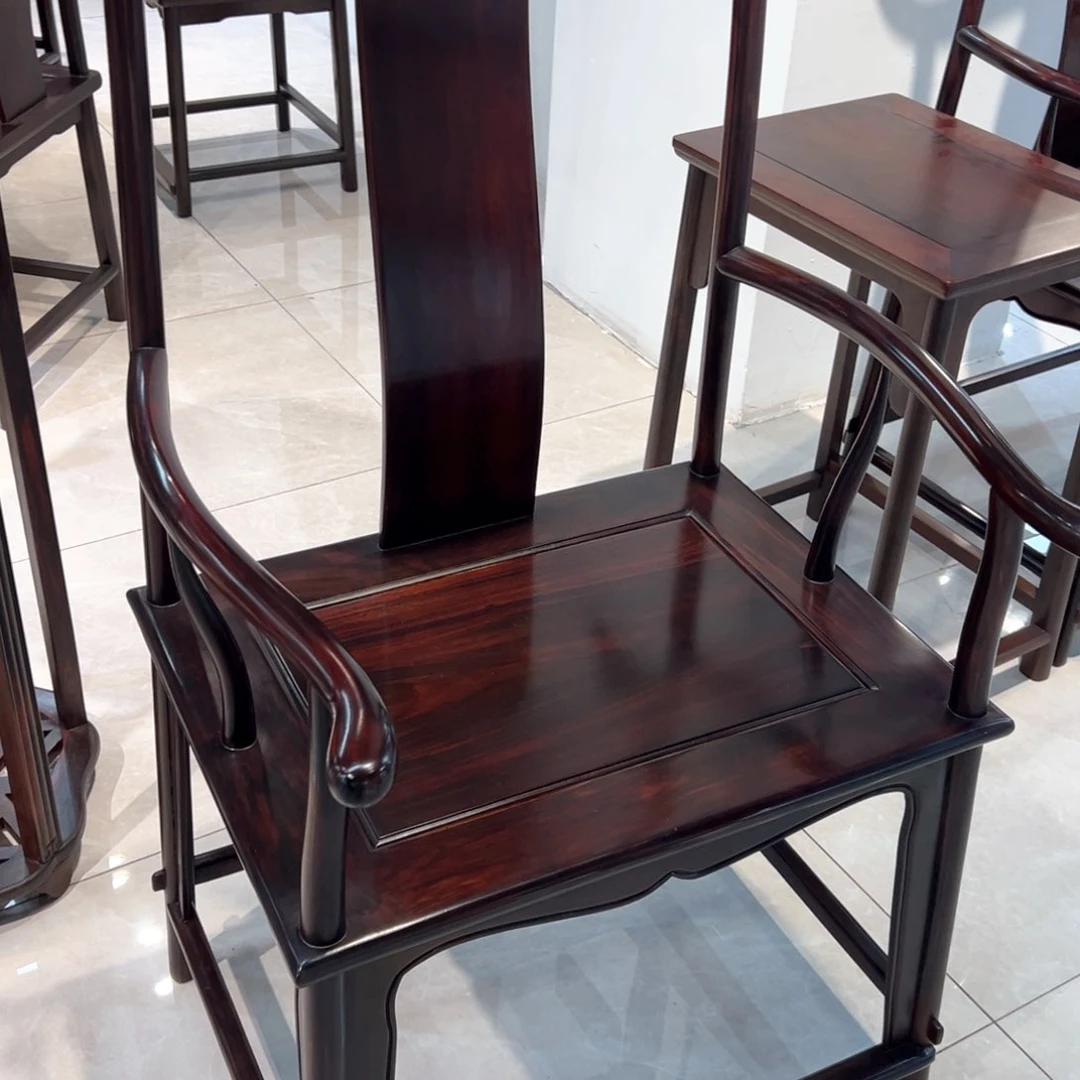 红酸枝木类成套家具静**待