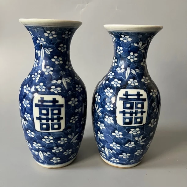 124 青花冰梅喜字瓶一对