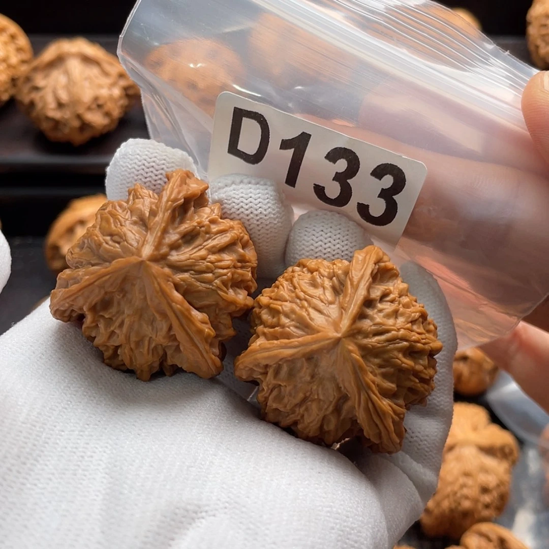 【闪购商品】文玩核桃吊坠D133全品三棱人奔37
