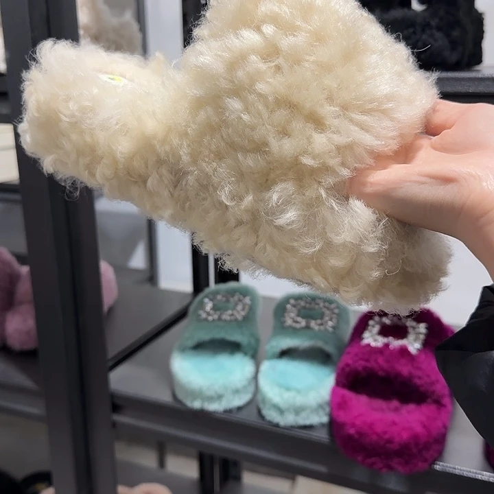 37奶茶色卷毛露脚