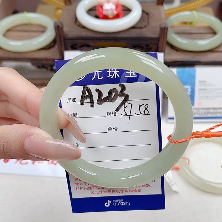 和田玉未镶嵌手镯